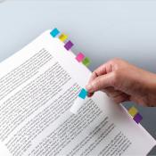 Distributeur de marque-pages Post-it étroits 11,9 x 43,2 mm - Le lot de 4 blocs - Coloris pastel assortis